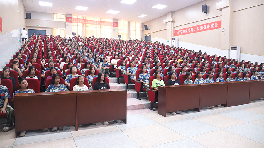 時光不語，靜待花開——懷化市新晃恒雅高級中學(xué)舉辦女生青春期健康教育講座